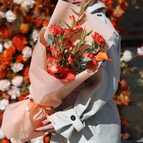 Букет "На закате дня" из гладиолусов, калл, гиперикума и диантусов в Хотьково