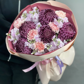 Букет "Софи" из хризантем Бигоуди, диантусов и ароматных маттиол в Хотьково