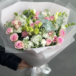 Букет "Особый случай " из ароматных маттиол, фрезий и кустовых роз в Хотьково