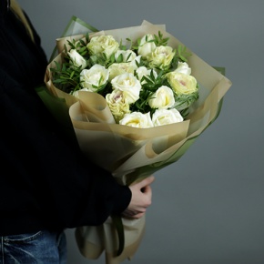 Букет "Дарли" из роз и брассики в Хотьково