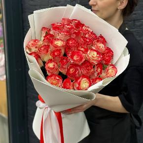 Букет " Клубничный коктейль" из 35 бело-красных роз в Хотьково