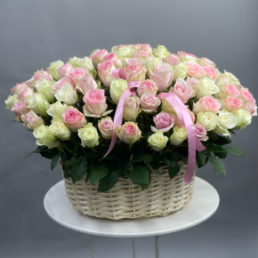 Композиция в корзине из 101 кенийской розы пастельный микс (40 см) в Хотьково