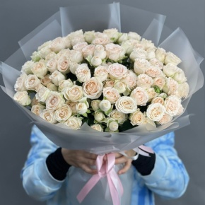 Букет из 35 кремовых кустовых роз (50 см) в Хотьково