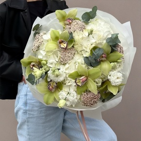 Букет "Эдем" из гортензии, орхидей, эустом, эвкалипта и озатамнуса в Хотьково