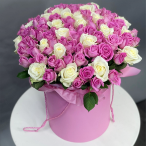 Композиция в шляпной коробке из 151 розы кения микс в Хотьково