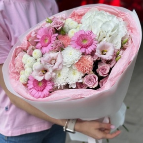 Букет "Розовые облака" из хризантемы, кустовых роз, диантусов, гортензии и эустом в Хотьково