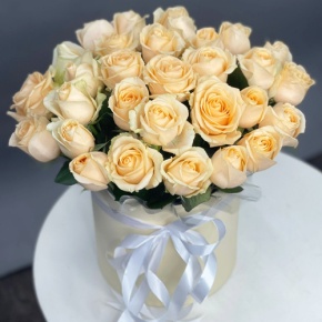 Композиция в шляпной коробке из 35 кремовых кенийских роз в Хотьково