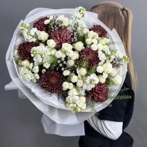 Букет "Шоколадный френч" из кустовых роз, хризантем Бигоуди, брунии, ароматных маттиол и сантини в Хотьково