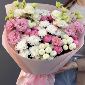 Букет "Задыхаюсь от нежности" из хризантемы, кустовых пионовидных роз, диантусов и эустом в Хотьково