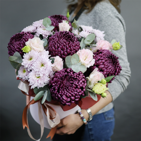 Композиция в шляпной коробке "Наденька" из хризантем Бигоуди, эустом и эвкалипта в Хотьково