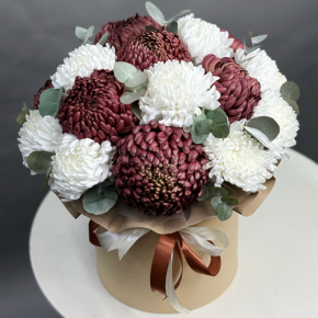 Композиция в шляпной коробке из 19 хризантем  в Хотьково