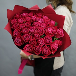 Букет из 35 малиновых роз Шангрила (50 см) в Хотьково