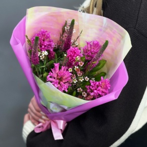 Букет "Вспышка" из гиацинтов, хамелациума и вероники в Хотьково