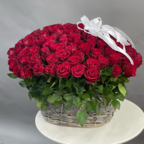 Композиция в корзине из 101 красной розы в Хотьково