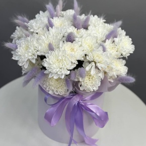 Композиция в шляпной коробке "Лавандовый зефир" из белых кустовых хризантем и лагуруса в Хотьково