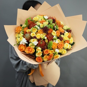 Букет "Осенние грёзы" из лейко, роз, фрезий, скиммии, молюцеллы и лейко в Хотьково