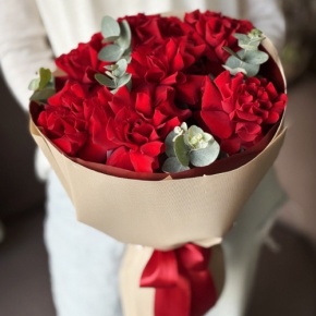 Букет "Красная пантера" из 7 роз Эквадор и эвкалипта в Хотьково