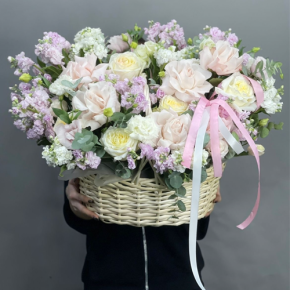 Композиция в корзине из роз Эквадор и ароматных маттиол в Хотьково