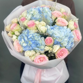 Букет "Легкий ветерок" из роз, конифера и гортензий в Хотьково