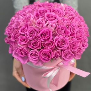 Композиция в шляпной коробке из 71 кенийской розы в Хотьково