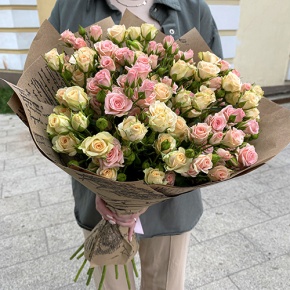 Букет из 19 кустовых роз в крафте (60 см) в Хотьково