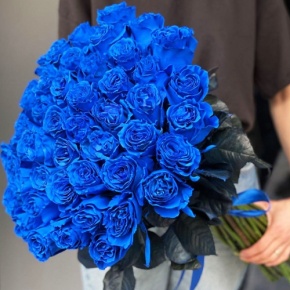 Букет из 51 синей розы Эквадор под ленту (70 см) в Хотьково
