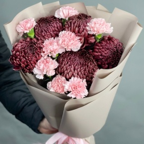 Букет из хризантем Бигоуди и розовых диантусов в Хотьково
