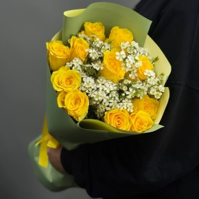 Букет "Нотка счастья" из лимонных роз и хамелациума (40 см) в Хотьково