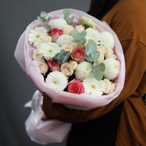 Букет "Пандора" из роз, эвкалипта, гербер и хризантем Момоко в Хотьково