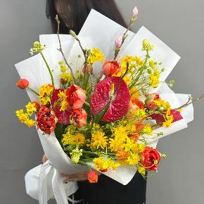 Букет с кустовыми ранункулюсами, антуриумом, тюльпанами и нарциссами в Хотьково