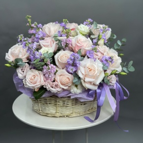 Композиция в корзине из французских роз и ароматных маттиол в Хотьково