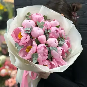 Букет из 15 лососевых пионов с эвкалиптом в Хотьково
