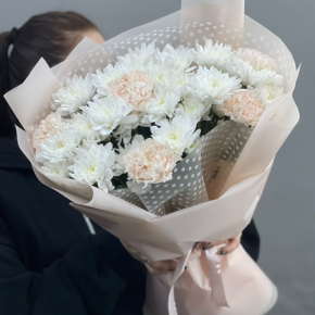 Букет из хризантем и диантусов пудра в Хотьково