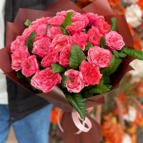 Букет из 25 махровых пионовидных роз Риджентс парк  (60 см) в Хотьково