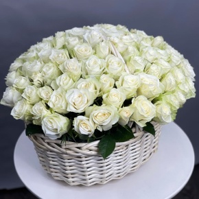 101 белая роза в корзине (40 см) в Хотьково