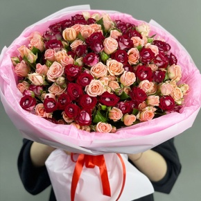 Букет "Рубиновый гранит" из 35 кустовых роз микс (50 см) в Хотьково