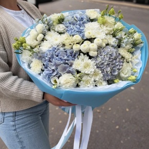 Букет "Голубые облака" из хризантемы, диантусов, Голландской гортензии, дельфиниума и эустомы в Хотьково