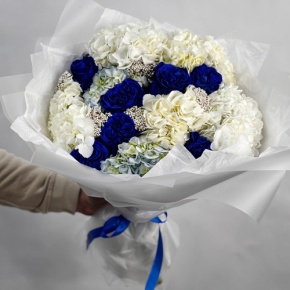 Букет "Моника" из белых гортензий, синих роз Эквадор и озатамнуса в Хотьково