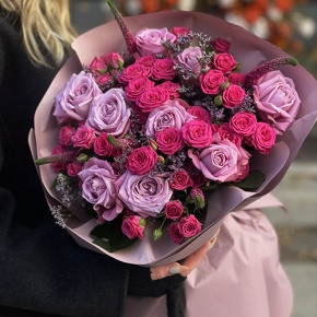 Букет "Малиновый вечер" из кустовых малиновых роз, вероники, лимониума и роз Меритим в Хотьково