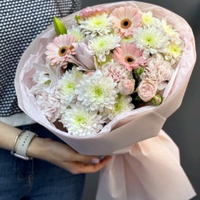 Букет "Дружба" из хризантемы, пионовидной лилии, гербер, диантусов и кустовых роз в Хотьково