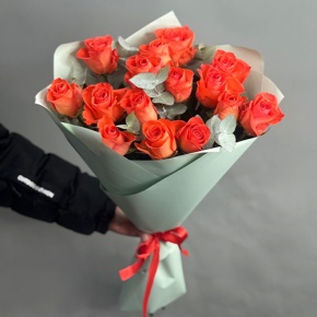 Букет из 15 морковных роз с эвкалиптом (50 см) в Хотьково