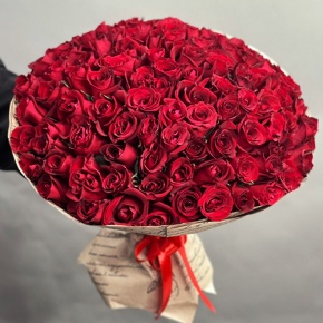 Букет 101 красная роза Кения в крафте (50 см) в Хотьково