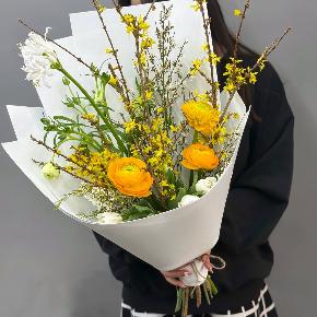 Весенний букет с желтыми ранункулюсами и цветущими ветками форзиции в Хотьково
