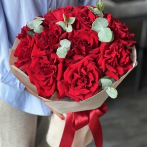 Букет "Красная пантера" из 13 роз Эквадор и эвкалипта в Хотьково