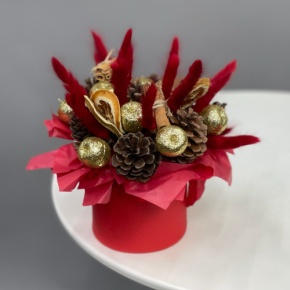 Композиция в шляпной коробке "Глинтвейн золото" из шишек, корицы и лагуруса в Хотьково