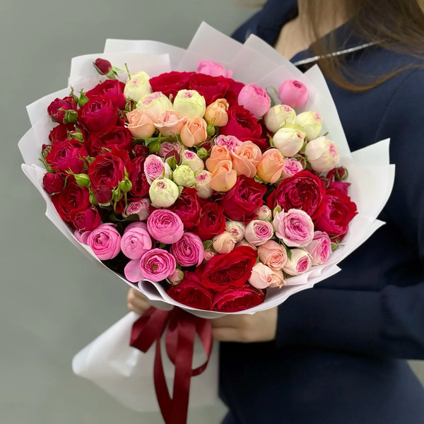 Букет из 15 разноцветных веток кустовых роз в Хотьково