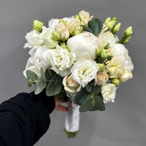 Свадебный букет из пионов, эустом и кустовых роз в Хотьково