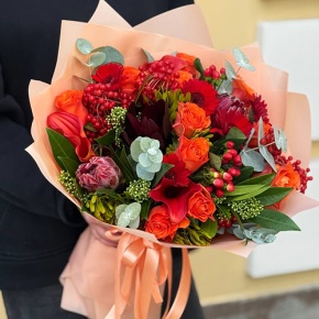 Букет "Красный закат" из калл, роз, калины, скиммии, гиперикума, сафари, гербер и капса в Хотьково