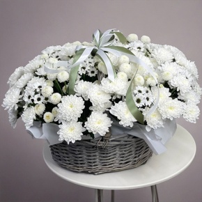 Композиция в корзине "Снежная лавина" из хризантем в Хотьково