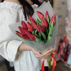 Букет из 15 красных тюльпанов в Хотьково